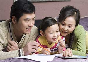 兒童在跟父母學(xué)語(yǔ)言